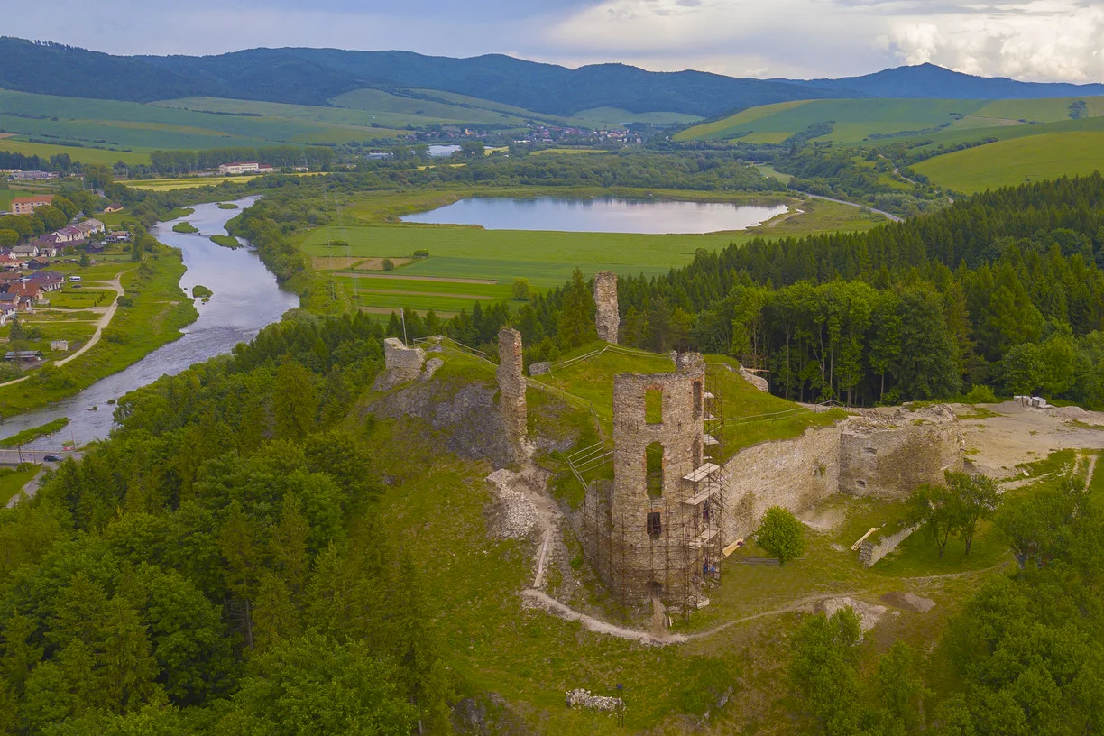 Hrad Plaveč vstáva z popola: Historická pamiatka sa zmení na moderné centrum turizmu, ktoré spojí Slovensko a Poľsko
