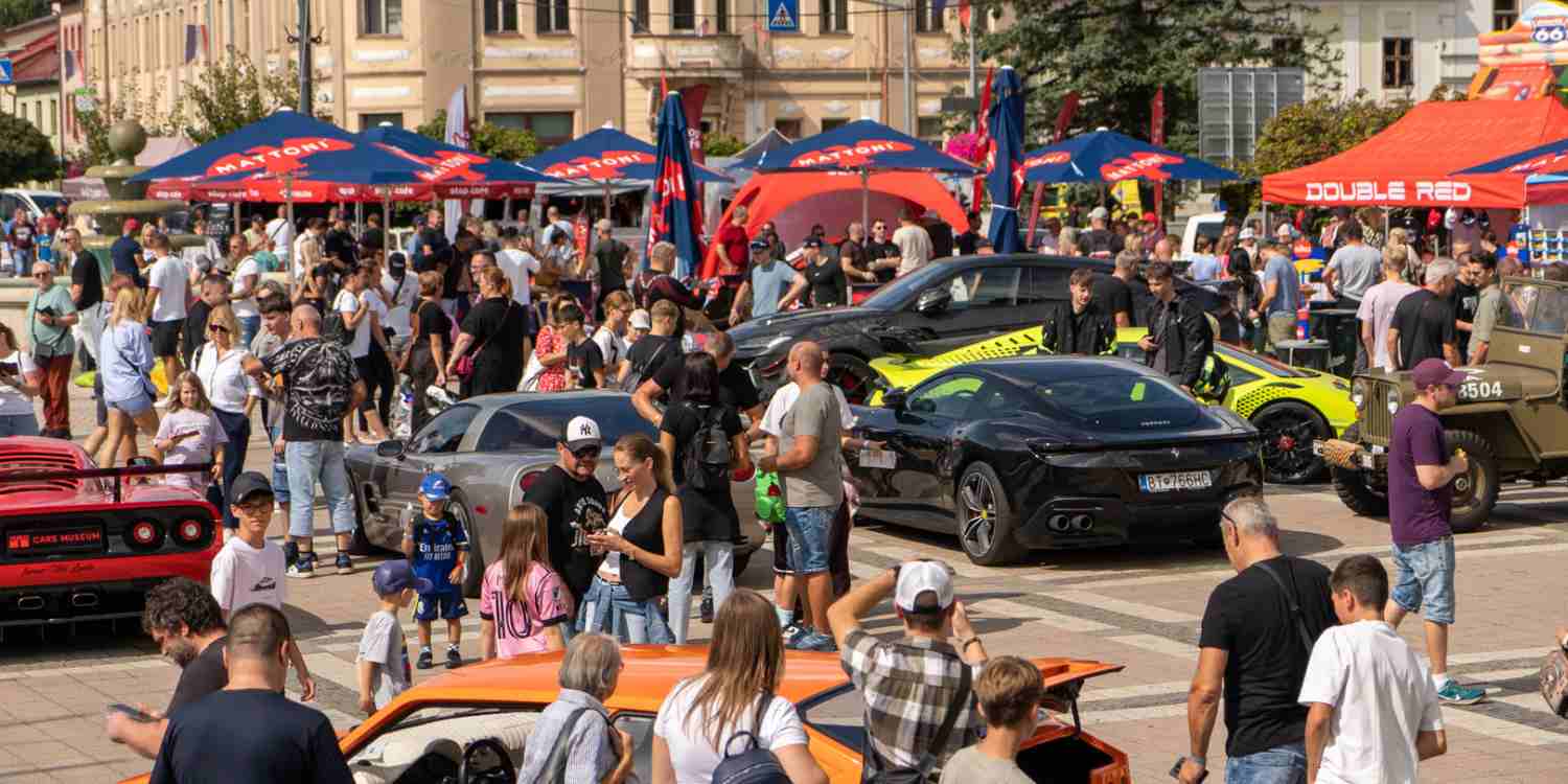 Slovak Car Festival 2026 premení Brezno na miesto stretu minulosti a budúcnosti automobilizmu