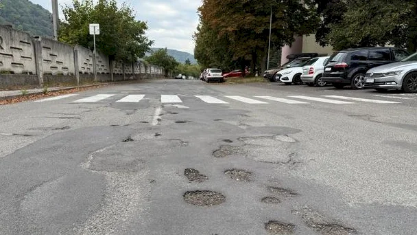 Vo Zvolene obnovia 900-metrový úsek cesty modernou metódou s využitím cigaretových ohorkov