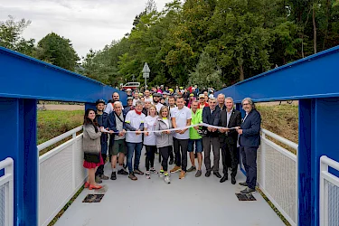 ŽSK otvoril nový 12-kilometrový úsek Vážskej cyklotrasy spájajúci dva kraje