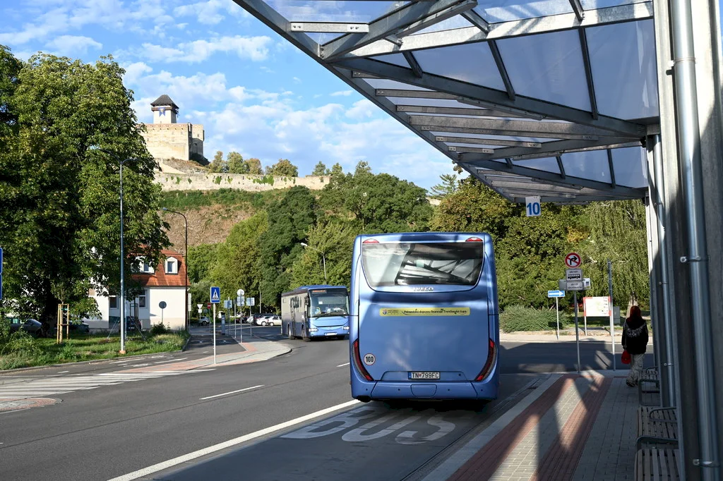 TSK znižuje od októbra poplatok za cestovné v modrých autobusoch