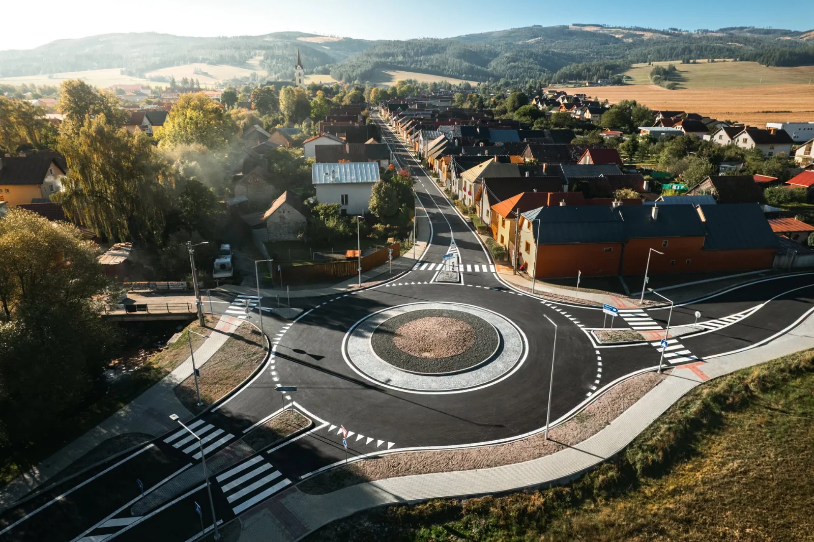 Obec Spišské Bystré má moderný a bezpečný kruhový objazd za takmer milión eur