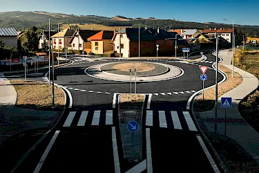 Obec Spišské Bystré má moderný a bezpečný kruhový objazd za takmer milión eur