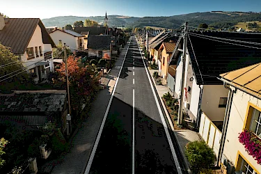Obec Spišské Bystré má moderný a bezpečný kruhový objazd za takmer milión eur