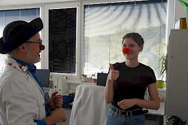 Zdravotní klauni priniesli úsmev do Biomedicínskeho centra SAV