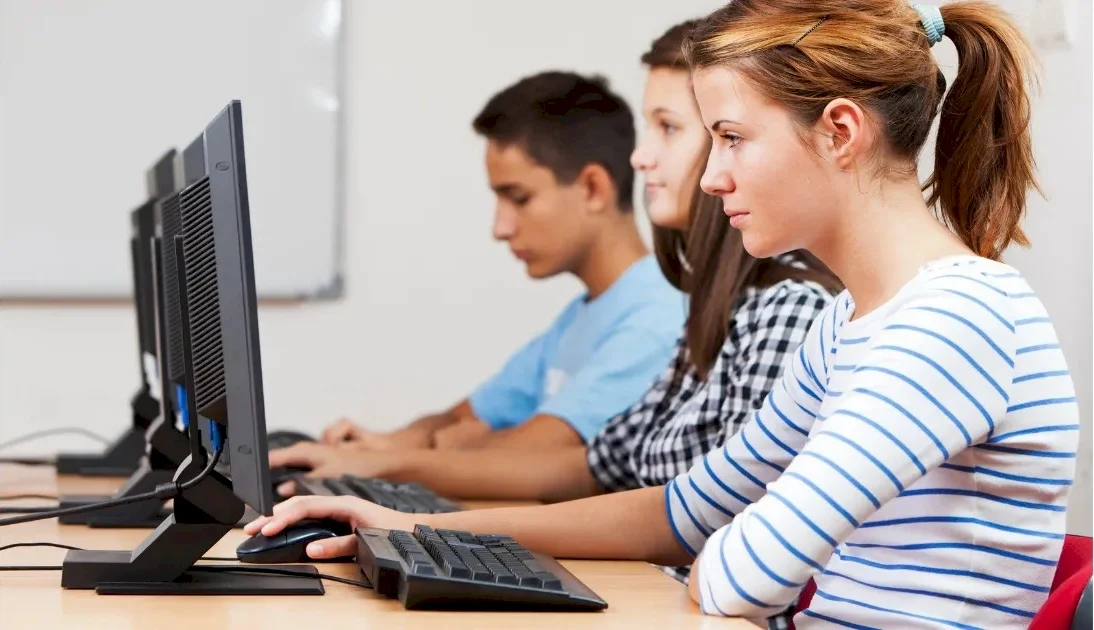Registrácia do projektu Online žiak je stále otvorená: Žiaci základných a stredných škôl môžu získať poukazy na internetové pripojenie