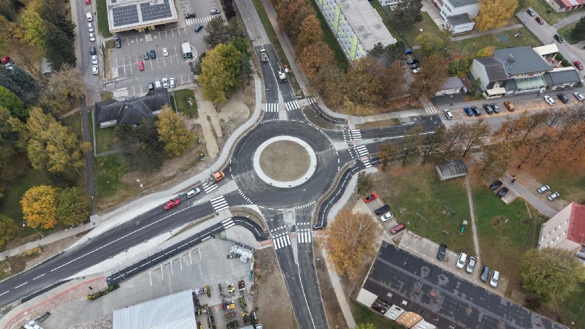Nová kruhová križovatka v Brezne je už v plnej prevádzke