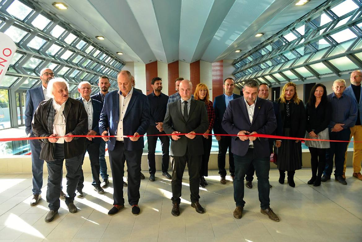 Brezno otvorilo vynovenú mestskú plaváreň, komplexnou rekonštrukciou prešla po viac ako polstoročí