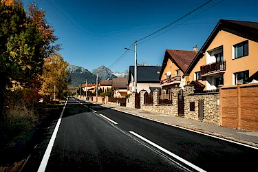 Obec Nová Lesná v okrese Poprad má opravenú cestu s novým asfaltovým povrchom
